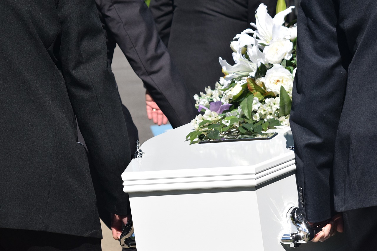 Organizacja pogrzebu: Jak znaleźć odpowiedni zakład pogrzebowy?